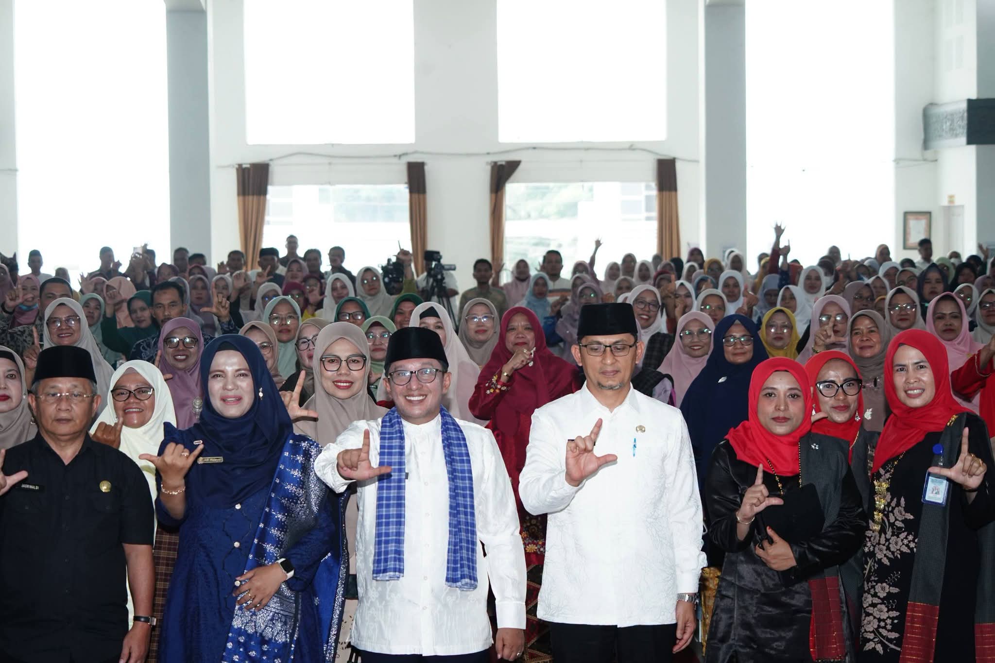 Bupati Eka Putra didampingi Sekda Abdurrahman Hadi, Kadisdik Alfi Hidayati dan Ketua Pelaksana Metria Eliza foto bersama peserta seminar. (chandra antoni)